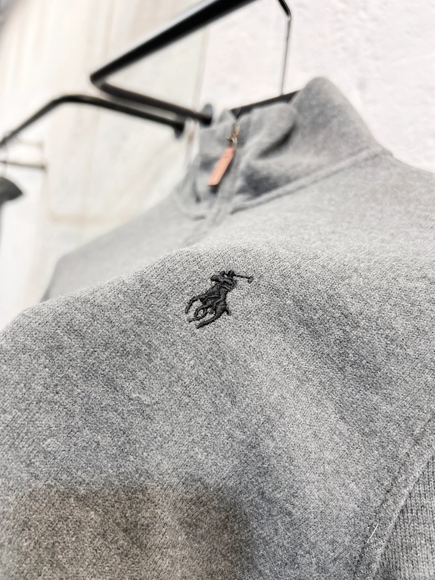 P196 Style number: T68 2235# Actual pictures! ! Ralph Lauren Minnie fabric long-sleeved half-zip sweatshirt. Color: black, oatmeal gray, camel, dark gray, light gray, navy blue, milk white. A total of 7 colors. Size: M-100-120 catties L-120-140 catties XL-140-160 catties 2XL-160-180 catties